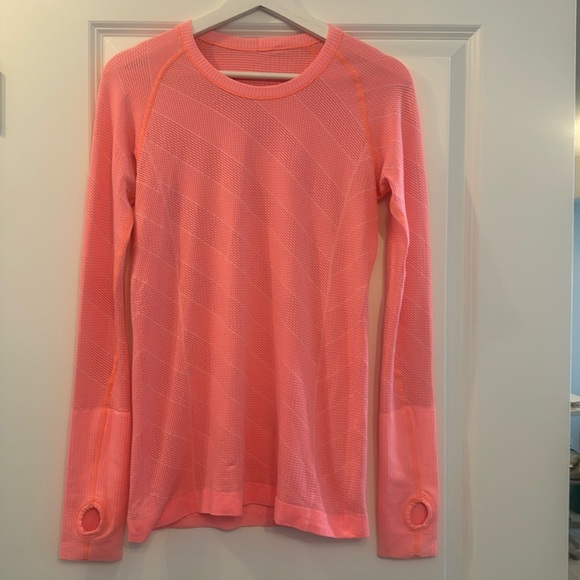 Lululemon - fitted top - size 8 - Picture 2 of 5